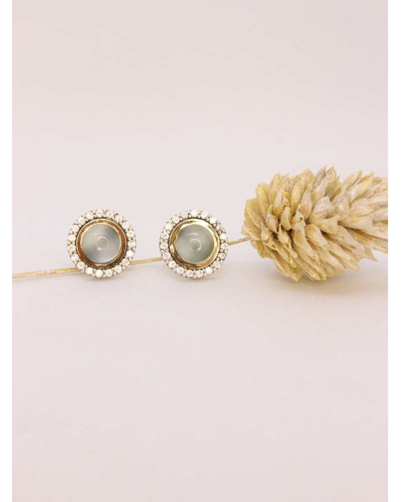 Pendientes de oro y plata de ley (925)
7mm de diámetro, calcedonia verde y cierre de presión.