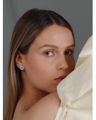 Pendientes de oro y plata de ley (925)
7mm de diámetro, calcedonia verde y cierre de presión.