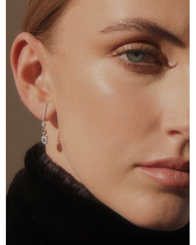 Pendientes con anillas de oro macizo y plata de ley combinada con espinela blanca y topacio azul natural.
Cierre de presión.