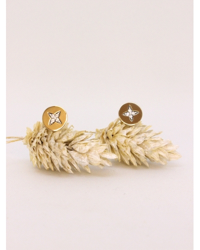 Pendientes de plata de ley ( 925) con laminas de oro.
Cierre de presión. Medida 8 mm de diametro.