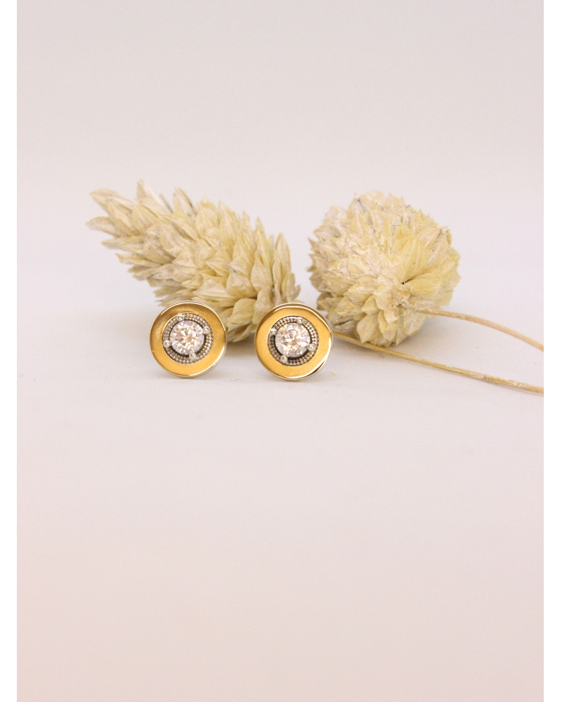 Pendientes plata de ley ( 925) y laminas de oro.
Cierre de presión. Medida 9 mm de diametro.