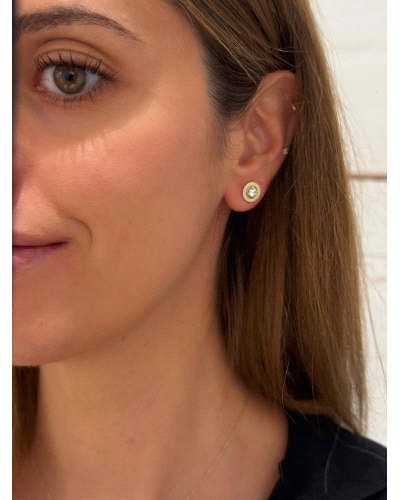 Pendientes plata de ley ( 925) y laminas de oro.
Cierre de presión. Medida 9 mm de diametro.
