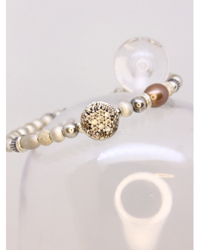 Pulsera de plata con espinelas color champán.
Ajustable a todas las medidas mediante cierre en forma de nudo corredero.