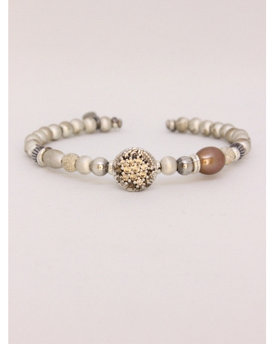 Pulsera de plata con espinelas color champán.
Ajustable a todas las medidas mediante cierre en forma de nudo corredero.