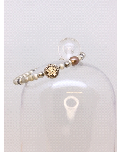 Pulsera de plata con espinelas color champán.
Ajustable a todas las medidas mediante cierre en forma de nudo corredero.