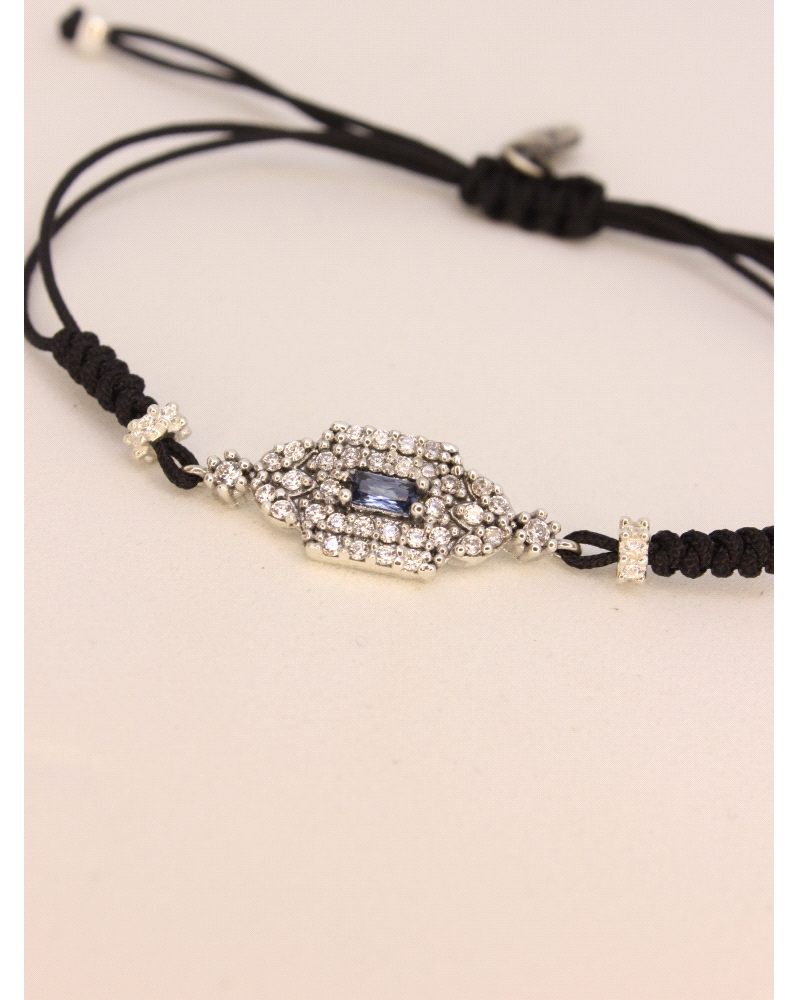 Pulsera de plata de ley, espinelas blancas y azul central.
Ajustable a todas las medidas mediante cierre en forma de nudo corre