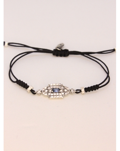 Pulsera de plata de ley, espinelas blancas y azul central.
Ajustable a todas las medidas mediante cierre en forma de nudo corre