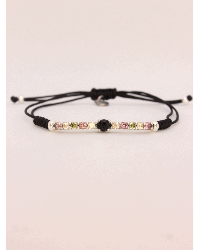 Pulsera de plata de ley, espinelas de colores.
Ajustable a todas las medidas mediante cierre en forma de nudo corredero.