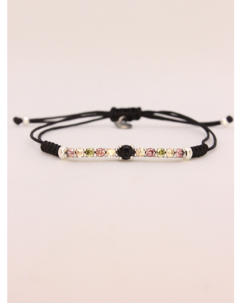 Pulsera de plata de ley, espinelas de colores.
Ajustable a todas las medidas mediante cierre en forma de nudo corredero.