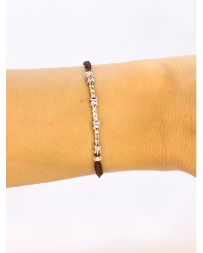 Pulsera de plata de ley, espinelas blancas y rosas.
Ajustable a todas las medidas mediante cierre en forma de nudo corredero.