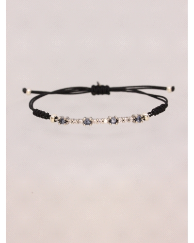 Pulsera de plata de ley, espinelas blancas y cuarzo hidrotermal azul.
Ajustable a todas las medidas mediante cierre en forma de