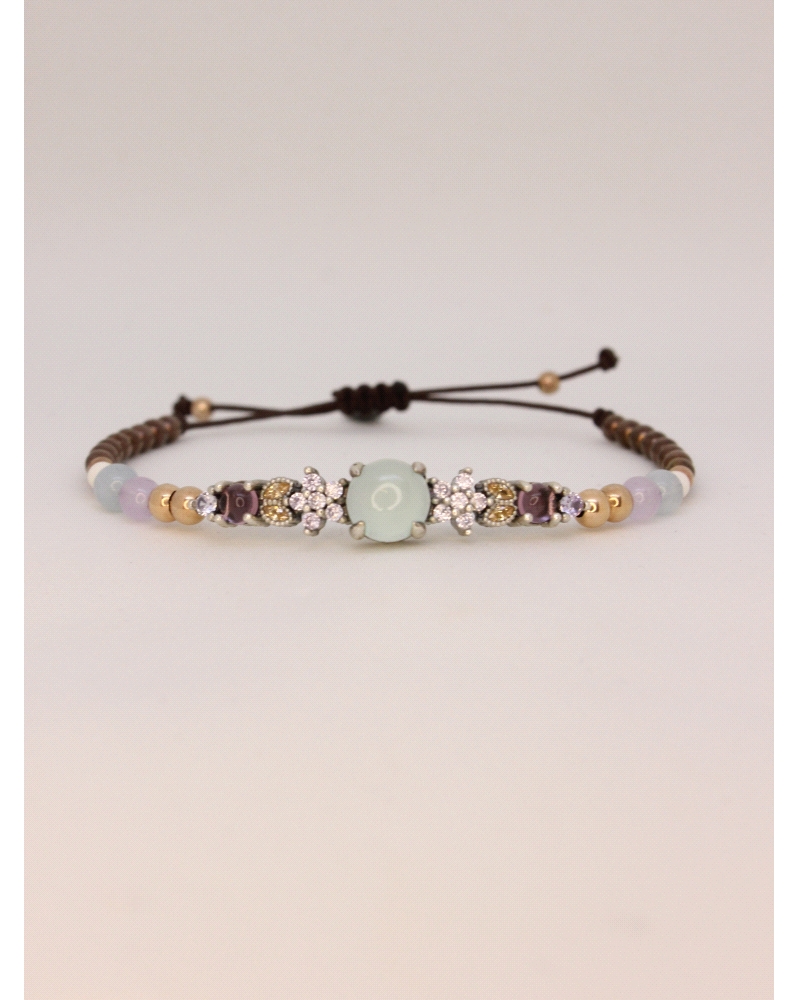 Pulsera de plata de ley con piedra natural calcedonia y espinelas.
Ajustable a todas las medidas mediante cierre en forma de nu