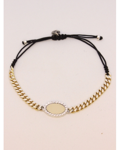 Pulsera de plata de ley con oro, espinelas blancas.
Ajustable a todas las medidas mediante cierre en forma de nudo corredero.