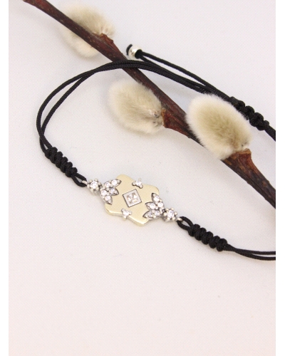 Pulsera de plata de ley con oro y espinelas blancas.
Ajustable a todas las medidas mediante cierre en forma de nudo corredero.