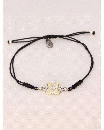 Pulsera de plata de ley con oro y espinelas blancas.
Ajustable a todas las medidas mediante cierre en forma de nudo corredero.