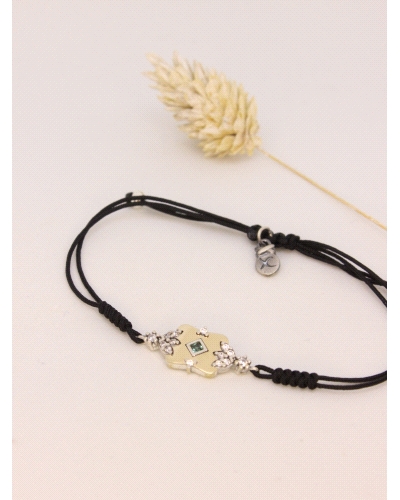 Pulsera de plata de ley con oro, espinelas blancas y verde central.
Ajustable a todas las medidas mediante cierre en forma de n