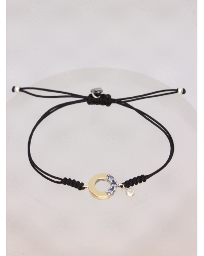 Pulsera de plata de ley con oro, espinelas azules.
Ajustable a todas las medidas mediante cierre en forma de nudo corredero.