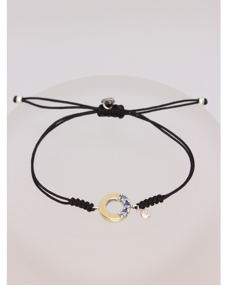 Pulsera de plata de ley con oro, espinelas azules.
Ajustable a todas las medidas mediante cierre en forma de nudo corredero.