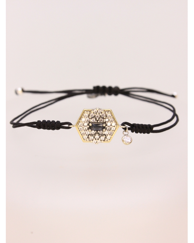 Pulsera de plata de ley con oro, espinelas blancas y azul central.
Ajustable a todas las medidas mediante cierre en forma de nu