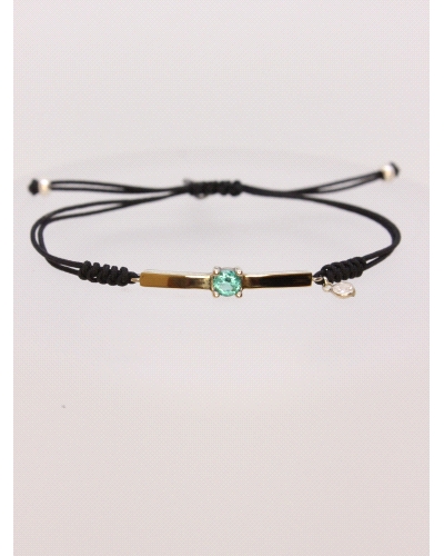 Pulsera de plata de ley con oro y espinela verde central.
Ajustable a todas las medidas mediante cierre en forma de nudo corred