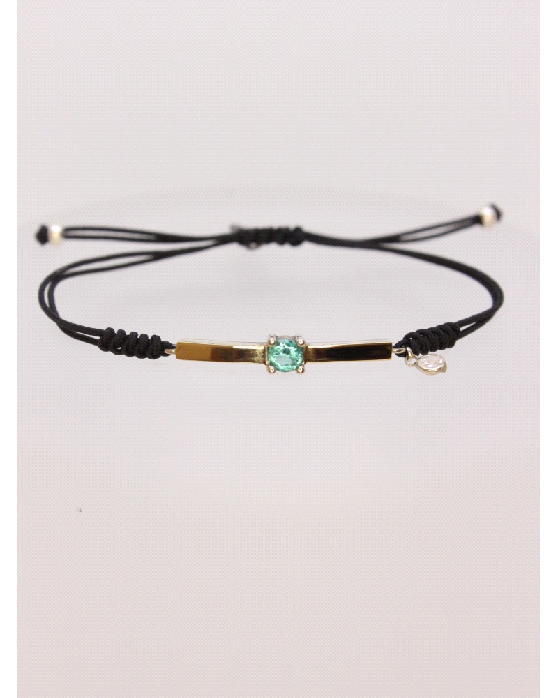 Pulsera de plata de ley con oro y espinela verde central.
Ajustable a todas las medidas mediante cierre en forma de nudo corred