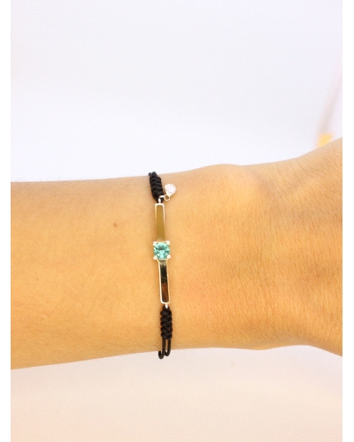 Pulsera de plata de ley con oro y espinela verde central.
Ajustable a todas las medidas mediante cierre en forma de nudo corred