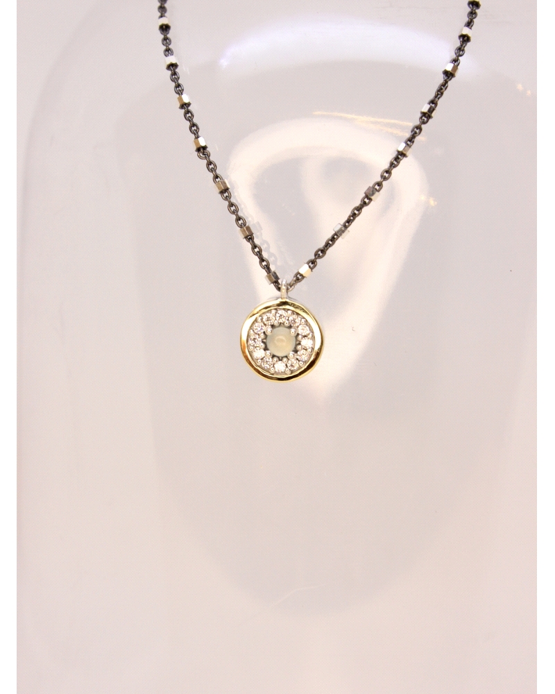 Colgante con bisel de oro macizo, plata de ley, espinela blanca, calcedonia verde y cadena de plata bicolor con rutenio.
Largo 