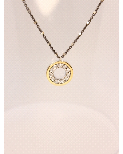 Colgante con bisel de oro macizo, plata de ley, espinela blanca y cadena de plata bicolor con rutenio.
Largo de cadena: 42 cm
