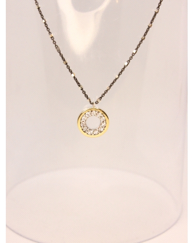 Colgante con bisel de oro macizo, plata de ley, espinela blanca y cadena de plata bicolor con rutenio.
Largo de cadena: 42 cm
