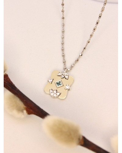 Colgante con lamina de oro macizo, plata de ley, espinelas blancas y color esmeralda.
Cadena de plata .
Largo de cadena: 42 cm