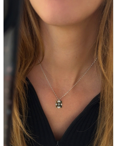 Colgante con lamina de oro macizo, plata de ley, espinelas blancas y color esmeralda.
Cadena de plata .
Largo de cadena: 42 cm