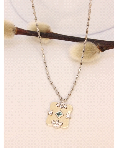 Colgante con lamina de oro macizo, plata de ley, espinelas blancas y color esmeralda.
Cadena de plata .
Largo de cadena: 42 cm