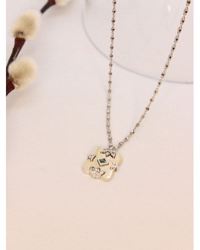 Colgante con lamina de oro macizo, plata de ley, espinelas blancas y color esmeralda.
Cadena de plata .
Largo de cadena: 42 cm