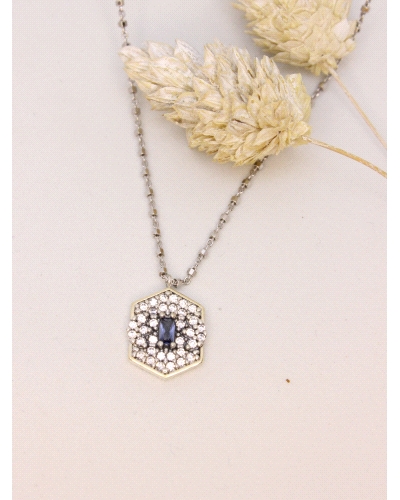 Colgante con bisel de oro macizo, plata de ley, espinela blanca, cuarzo hidrotermal azul y cadena de plata.
Largo de cadena: 42