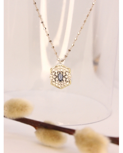 Colgante con bisel de oro macizo, plata de ley, espinela blanca, cuarzo hidrotermal azul y cadena de plata.
Largo de cadena: 42