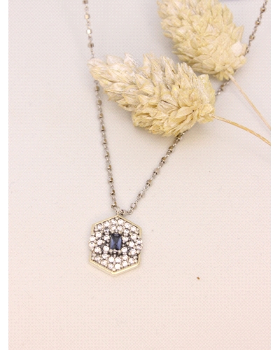 Colgante con bisel de oro macizo, plata de ley, espinela blanca, cuarzo hidrotermal azul y cadena de plata.
Largo de cadena: 42