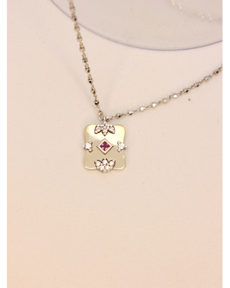 Colgante con lamina de oro macizo, plata de ley, espinelas blancas y color rubí.
Cadena de plata .
Largo de cadena: 42 cm
Tam
