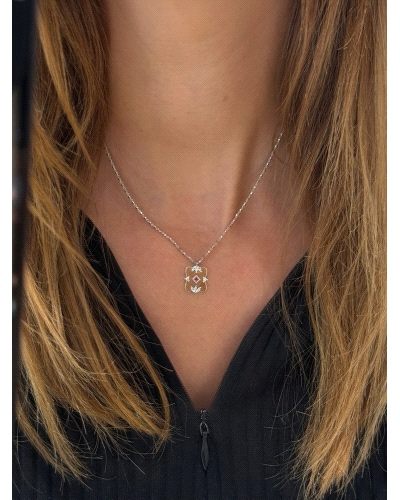 Colgante con lamina de oro macizo, plata de ley, espinelas blancas y color rubí.
Cadena de plata .
Largo de cadena: 42 cm
Tam