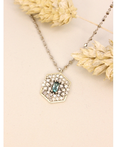 Colgante con bisel de oro macizo, plata de ley, espinela blanca, cuarzo hidrotermal paraiba y cadena de plata.
Largo de cadena: