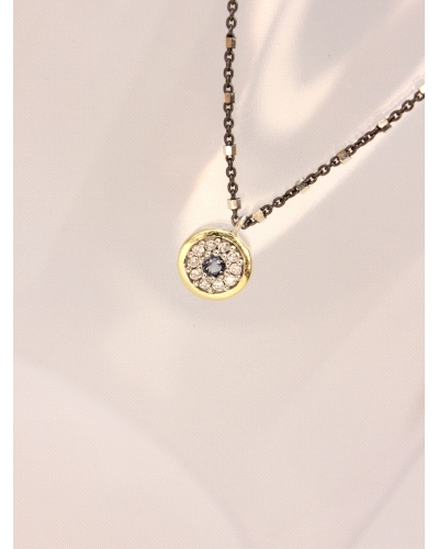 Colgante con bisel de oro macizo, plata de ley, espinela blanca, cuarzo hidrotermal azul y cadena de plata bicolor con rutenio.
