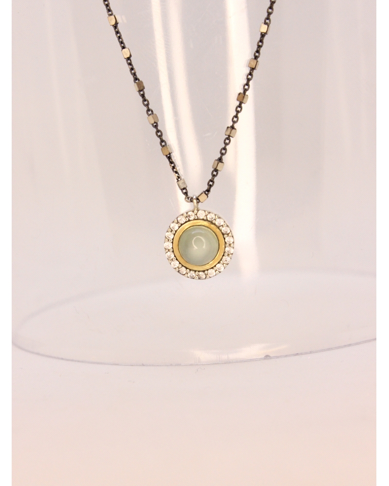 Colgante con lamina de oro macizo, plata de ley, espinela blanca, calcedonia verde y cadena de plata bicolor con rutenio.
Largo