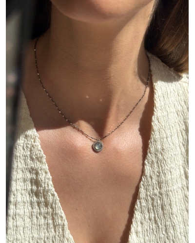 Colgante con lamina de oro macizo, plata de ley, espinela blanca, calcedonia verde y cadena de plata bicolor con rutenio.
Largo