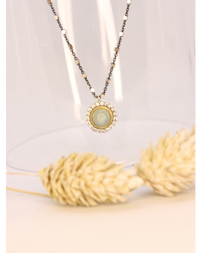 Colgante con lamina de oro macizo, plata de ley, espinela blanca, calcedonia verde y cadena de plata bicolor con rutenio.
Largo