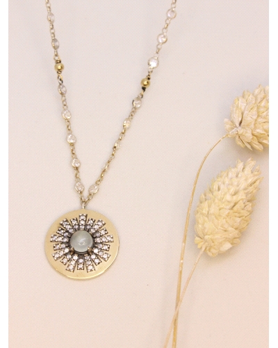 Colgante con lamina de oro macizo, plata de ley, espinela blanca, calcedonia verde y cadena de plata.
Largo de cadena: 44 cm
T