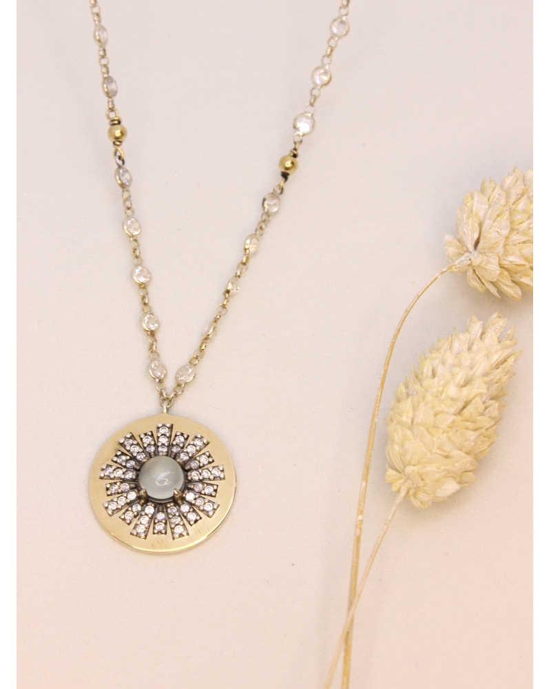 Colgante con lamina de oro macizo, plata de ley, espinela blanca, calcedonia verde y cadena de plata.
Largo de cadena: 44 cm
T