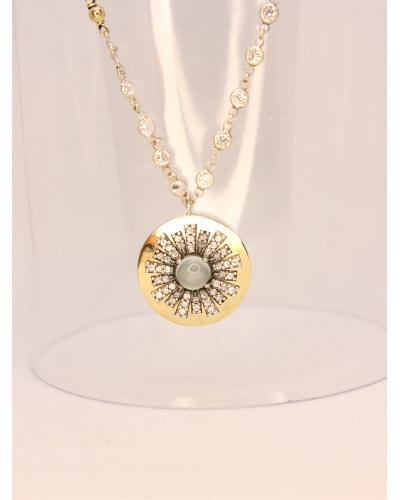 Colgante con lamina de oro macizo, plata de ley, espinela blanca, calcedonia verde y cadena de plata.
Largo de cadena: 44 cm
T