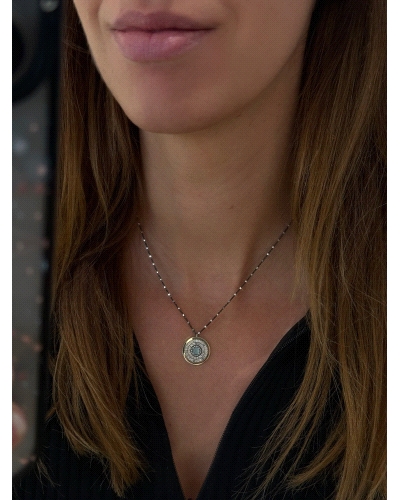 Colgante con bisel de oro macizo, plata de ley, espinelas champan, calcedonia verde central y cadena de plata bicolor con ruteni