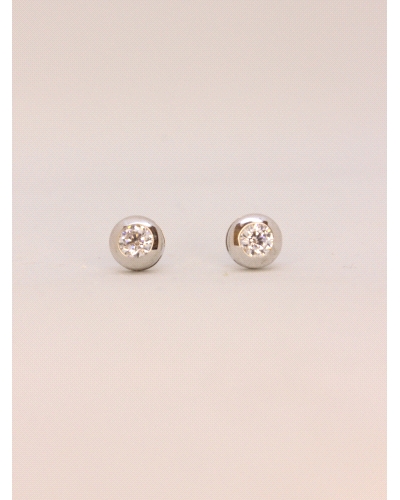 <P>Pendienetes de oro blanco de 18kts con circonita blanca en chatón.</P>
<P>Cierre de presión.</P>
<P>Medida: 6,5 mm de diame