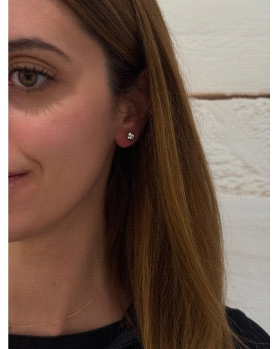 <P>Pendienetes de oro blanco de 18kts con circonita blanca en chatón.</P>
<P>Cierre de presión.</P>
<P>Medida: 6,5 mm de diame