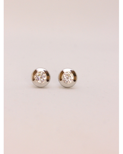 <P>Pendienetes de oro blanco de 18 kts con circonita en chatón.</P>
<P>Cierre de presión.</P>
<P>Medida: 8,5 mm de diametro.</